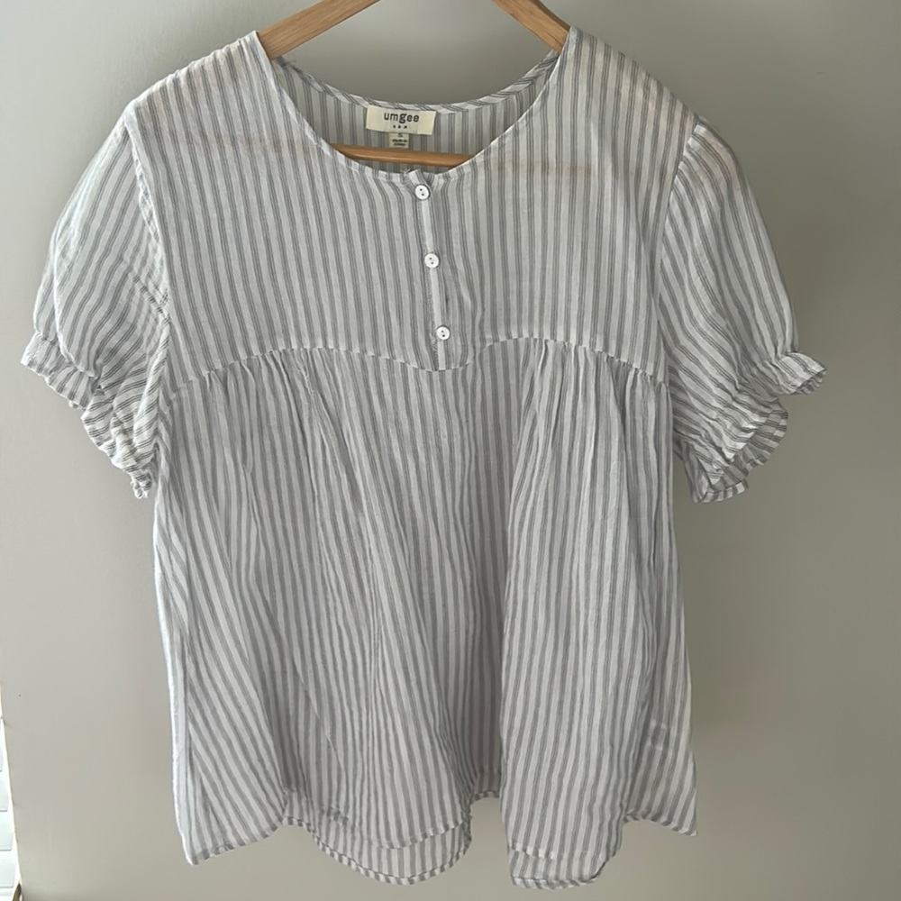 Umgee White and Gray Blouse with Contemporary Flair